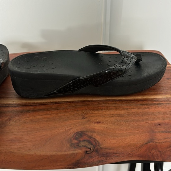 Like new Vionic black flip flops - Picture 6 of 6